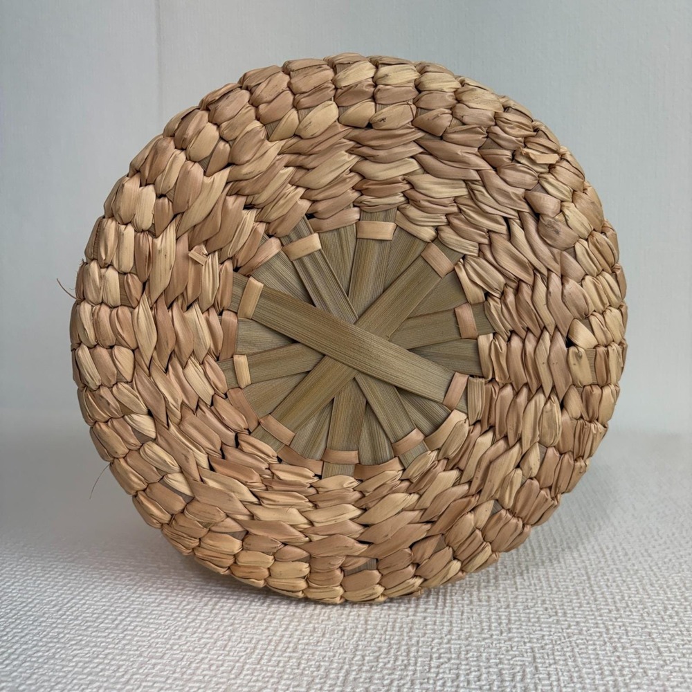 Handwoven Round Straw Basket Hinged Lid Green Yarn Sunburst Floral Boho Decor - Picture 3 of 11